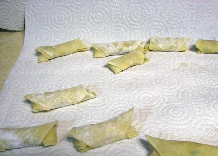 1. Этап. Тун Тун - Тайские яичные роллы: Закрываем бока и промазываем роллы яичным белком.