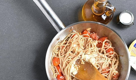 1. Этап. Паста с жареными помидорами: 6. Выложите пасту в сковороду, быстро перемешайте, разминая сыр. При необходимости добавьте чуть воды от варки пасты.