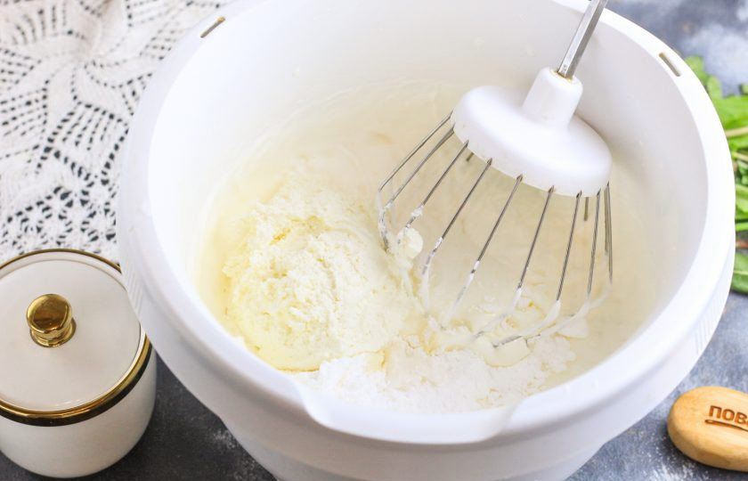 1. Этап. Трайфлы Красный бархат: Взбейте охлажденные сливки в течение 3-4 минут до легкой густоты, затем добавьте мягкое сливочное масло, творожный сыр и сахарную пудру. Взбейте еще 2-3 минуты, влив сок лимона.