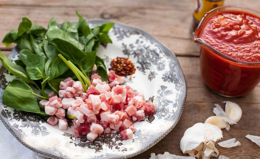 1. Этап. Паста с моцареллой: Разогрейте масло в кастрюле или большой сковороде. Обжарьте в нём кусочки панчетты или бекона в течение 3-5 минут, помешивая. Затем добавьте перец и измельчённый чеснок. Жарьте 1 минуту.