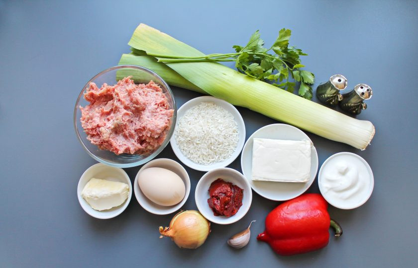 1. Этап. Голубцы в стеблях лука порея: Подготовьте все необходимые ингредиенты для приготовления голубцов в стеблях лука порея.