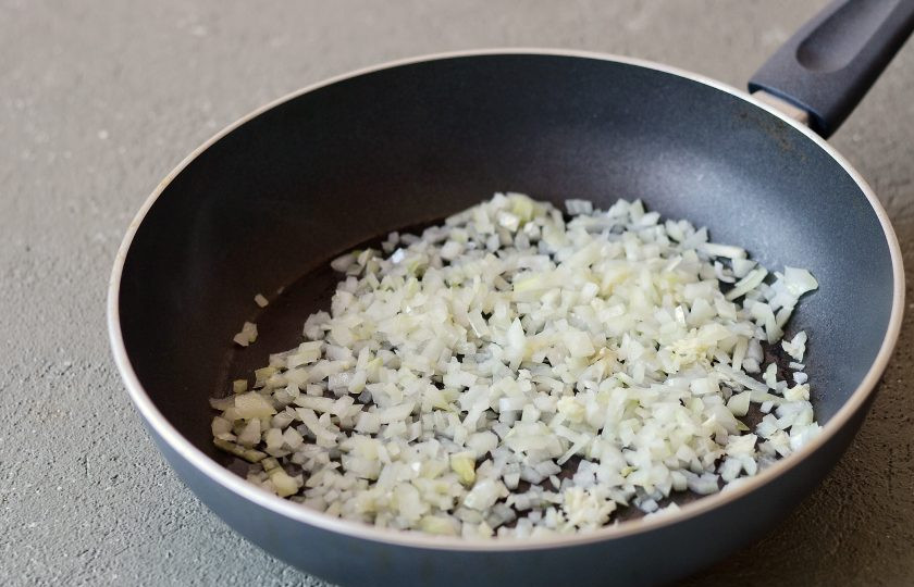 1. Этап. Хацилим из баклажанов и кунжутной пасты: Нарежьте лук на мелкие кубики, чеснок пропустите через пресс. Обжарьте на сковороде до мягкости.