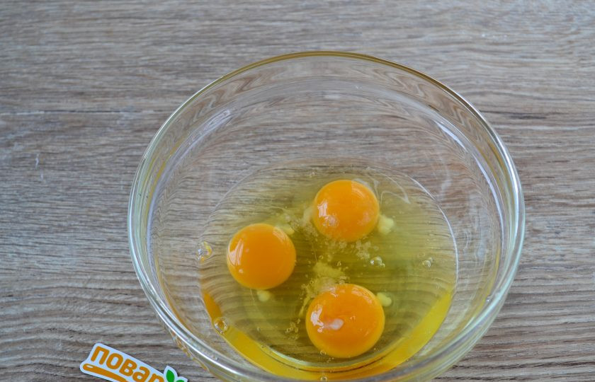 1. Этап. Блинный пирог с курицей и грибами: Начнем с приготовления блинов. Яйца взбейте венчиком со щепоткой соли.