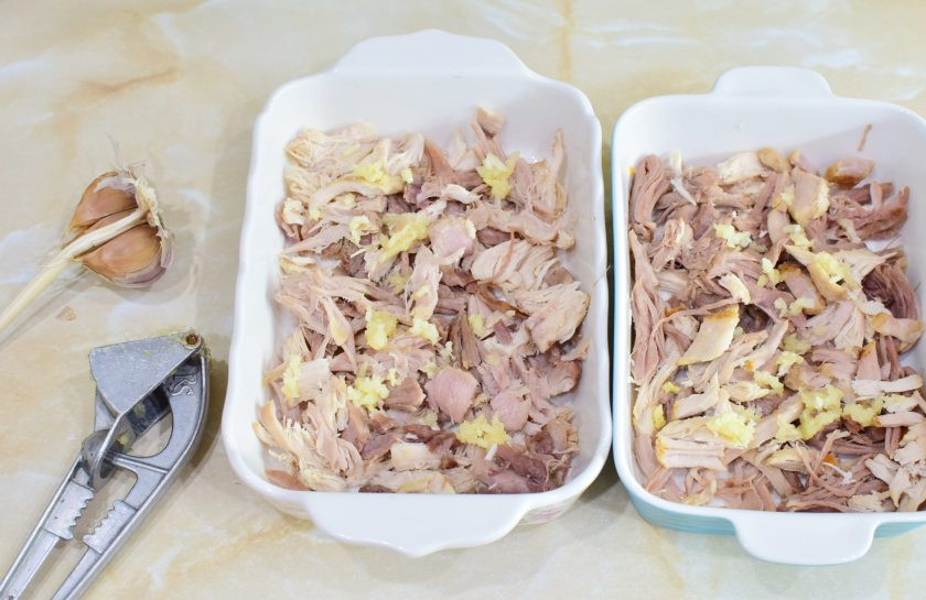 1. Этап. Холодец из рульки и индейки: Очистите чеснок. Пропустите его через пресс в каждую чашу с мясом.