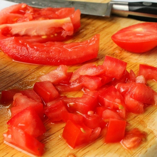 1. Этап. Куриное филе с фасолью: Помидор нарезаем мелкими кубиками и добавляем в тарелку. Повторюсь, сыр и помидоры - это уже по желанию, можно обойтись и без них.