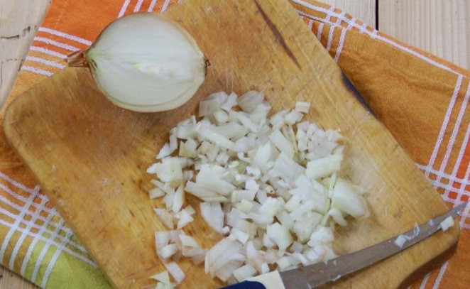 1. Этап. Жур: Лук промываем и нарезаем мелкими кубиками.