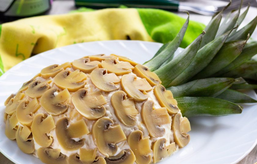 1. Этап. Салат Ананас с курицей и грибами: Приятного аппетита!