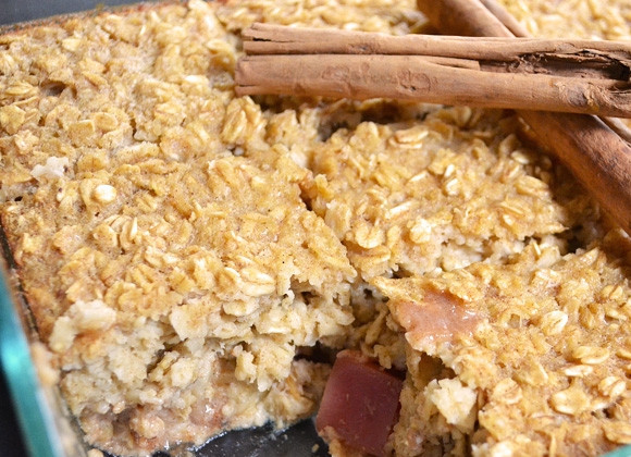 1. Этап. Пирог из овсянки: 9. Готовый пирог достаньте из духовки и оставьте до полного остывания, только тогда нарежьте его кусочками и подавайте.