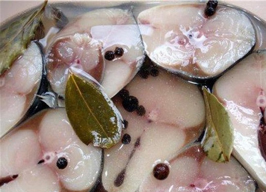 1. Этап. Засолка скумбрии в рассоле: 5. Готовую рыбку выньте из рассола и по желанию заправьте растительным маслом, например.