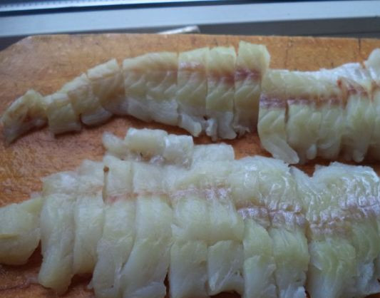 1. Этап. Сибирский рыбный пирог: 5. Рыбу для этого пирога можно брать любую без костей. Лучше всего подойдет филе. Его нужно нарезать на кусочки среднего размера.