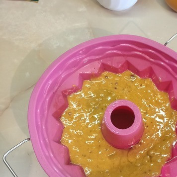 1. Этап. Кекс на вареной сгущенке: Тесто, напоминающее по консистенции густую сметану, выложить в форму, смазанную сливочным или растительным маслом.