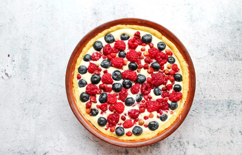 1. Этап. Ягодный пирог с маскарпоне: Вылейте массу из маскарпоне в форму с тестом, сверху распределите ягоды. У меня земляника, малина и голубика.