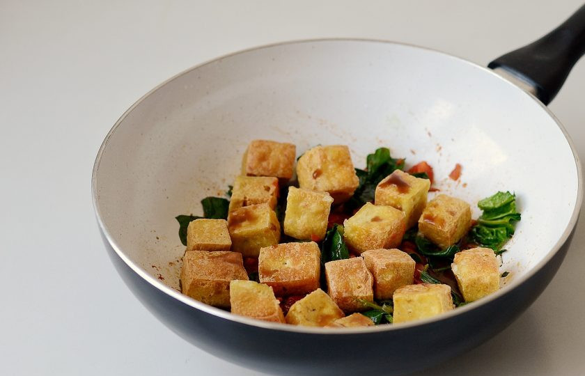 1. Этап. Тофу чили: Затем добавьте тофу, соевый соус и 1/2 ч.л. крахмала разведенную с 1 ст.л. воды. Перемешайте, потушите все вместе, пока соус не загустеет.