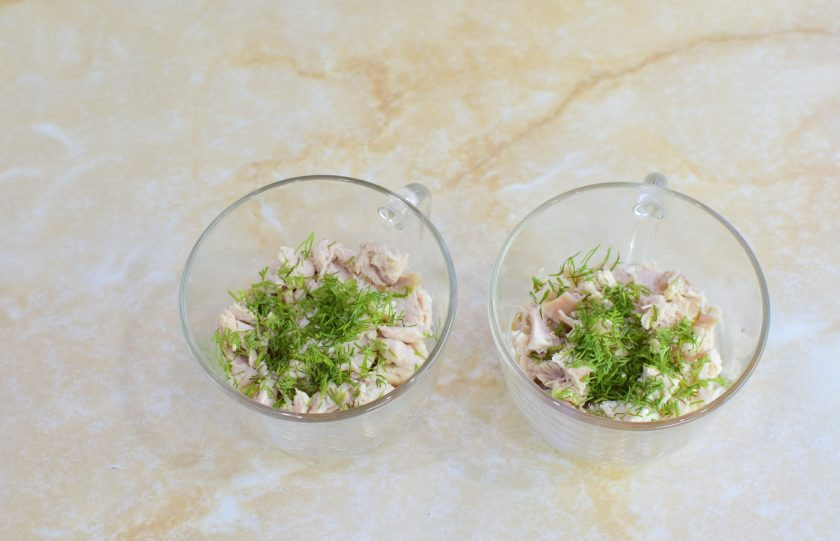 1. Этап. Заливное из курицы: Разложите куриное мясо.