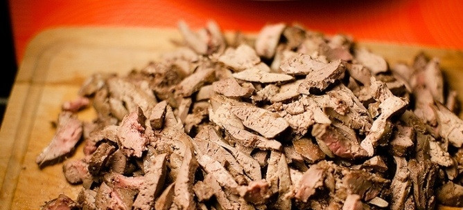 1. Этап. Слоеный салат с печенью: 7. Обжаренную и остывшую печень нарезаю тонкими полосками.