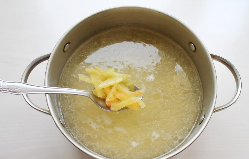 1. Этап. Украинский борщ с квашеной капустой: Болгарский перец очистите от семян и плодоножки, сполосните и порежьте соломкой. Положите в кастрюлю с картофелем и варите в течение 10 минут.