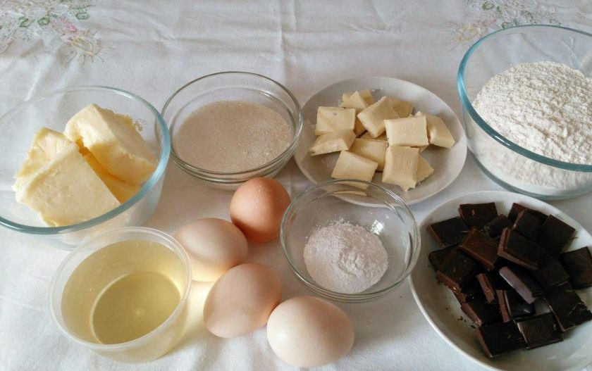 1. Этап. Винный кекс из двух видов шоколада: Подготовьте перечисленные ингредиенты, учитывая, что сливочное масло должно быть мягким. Поэтому достаньте его из холодильника за 30-40 минут до начала приготовления теста для винного кекса.