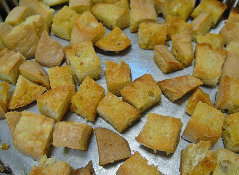 1. Этап. Суп из замороженного горошка: Белый хлеб порезать, сбрызнуть маслом и приготовить гренки в духовке.