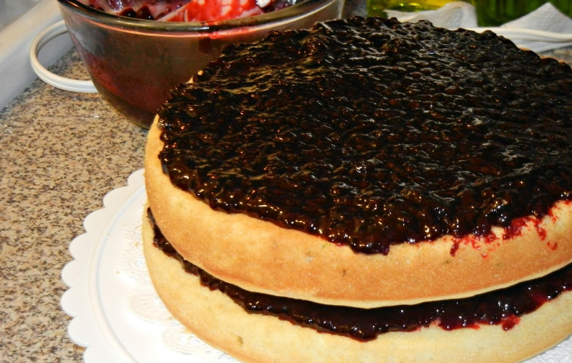 1. Этап. Пирог с ягодным джемом: 2. Теперь пусть коржи остынут, а затем их смажем джемом и наложим друг на друга. Пусть постоят в холодильнике полчаса.