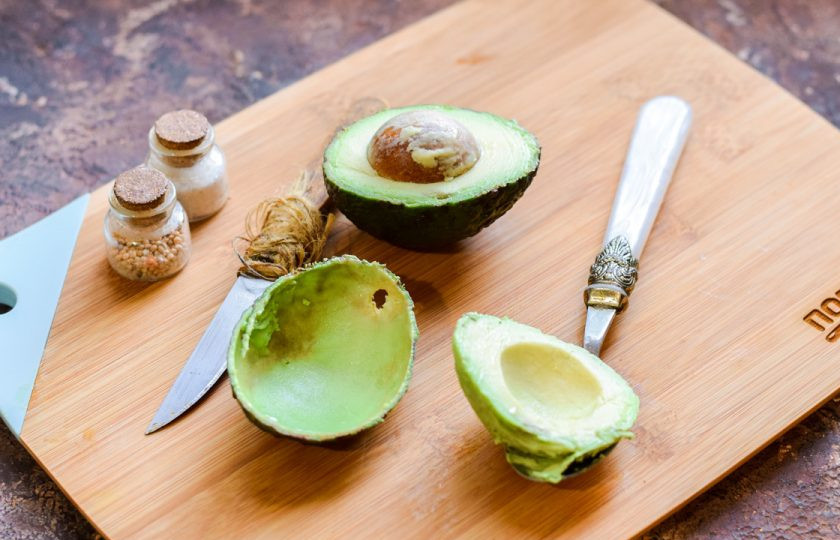 1. Этап. Салат с форелью и авокадо: Авокадо разрежьте пополам, аккуратно извлеките мякоть при помощи ложки.