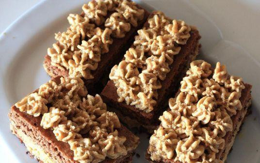 1. Этап. Пирожное Мокко: Затем кофейным кремом смазать бисквит, соединяя их по два. Оставшийся крем переложить в кондитерский мешок и украсить пирожные.