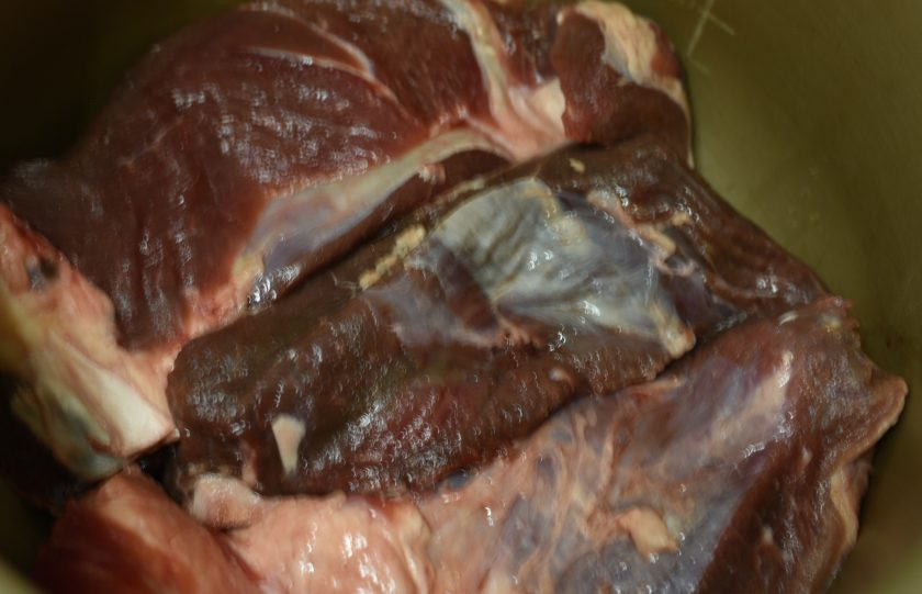 1. Этап. Говядина, томленная в оливковом масле: Мясо крупными кусками промойте в ледяной воде и хорошо обсушите полотняной салфеткой.