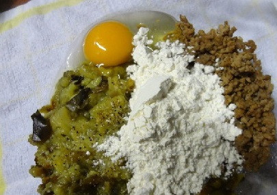 1. Этап. Биточки из баклажанов: Теперь в глубокой миске смешиваем измельченную мякоть баклажанов, фарш, яйцо, муку, нарезанный мелко белый и зеленый лук, добавляем соль и молотый перец по вкусу.