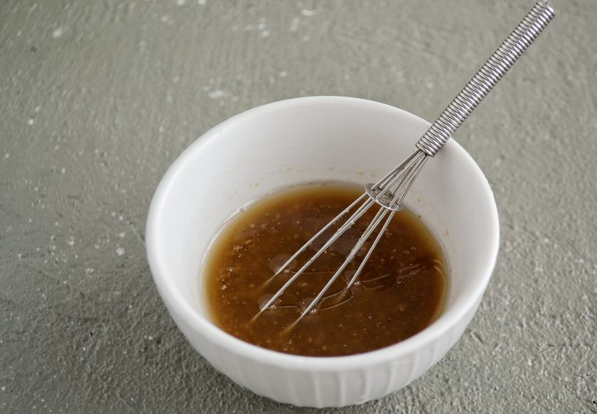 1. Этап. Кабачок с кунжутом: Смешайте все остальные ингредиенты вместе. Попробуйте соус на вкус, по необходимости добавьте соли или лимонного сока.