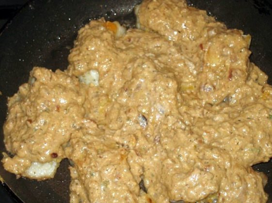 1. Этап. Сациви из рыбы: Обжаренное филе заливаем соусом и даем покипеть минут 7-10. Затем убираем с плиты и даем остыть и настояться.