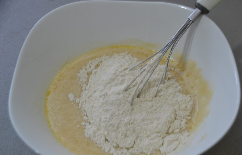 1. Этап. Кекс Майский: Всыпьте муку.