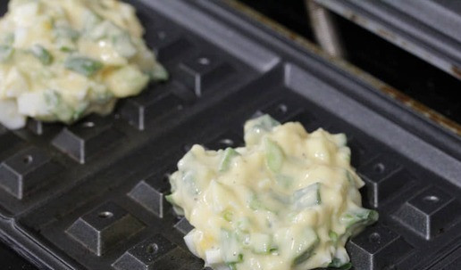1. Этап. Вафли с яйцом и зеленым луком: Вафельницу хорошо разогреть, слегка смазать растительным маслом и выпечь вафли.