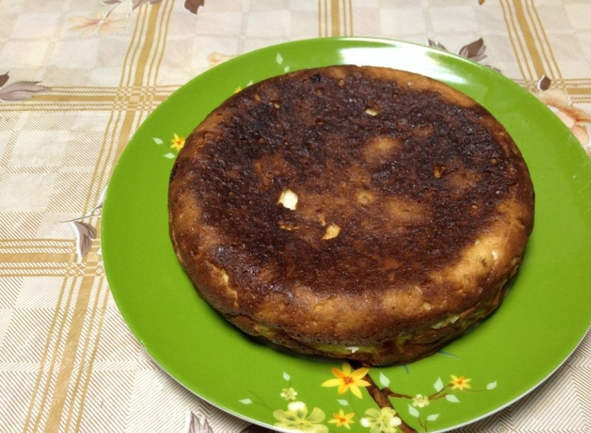 1. Этап. Творожная запеканка Президент: Форму для выпечки смажьте маслом сливочным, выложите в неё равномерно творожную массу. Отправьте запеканку в духовку на 30 минут.