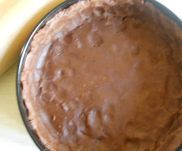 1. Этап. Шоколадно-банановый торт: Когда тесто хорошенько остынет, достаньте его из холодильника и освободите от пищевой пленки. Раскатаете его в пласт и положите в формочку для выпекания. Подровняйте края, сформировав бортики. Выпекайте коржик при двухста двадцати градусах двадцать минут.