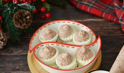 1. Этап. Яйца, фаршированные ветчиной: Переложите начинку в кондитерский мешок, срежьте кончик и наполните половинки яичных белков начинкой из ветчины.