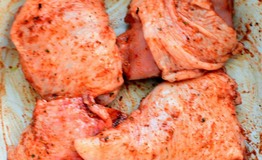 1. Этап. Бургер с острой курицей в вафлях: Куриные бедрышки зачистите от лишнего жира и тазовых костей. Вырежьте бедренные кости и сформируйте ровный пласт мяса. Смешайте пряности, соль, лимонный сок и коричневый сахар. Добавьте масло и хорошо натрите куриное мясо со всех сторон. Уберите в холодильник мариноваться – от часа до суток.