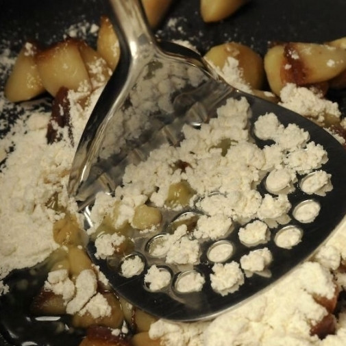 1. Этап. Чесночный крем-суп: В ту же кастрюлю наливаем оливковое масло, оставшееся в форме для запекания. Прогреваем и уже в горячую кастрюлю добавляем муку.