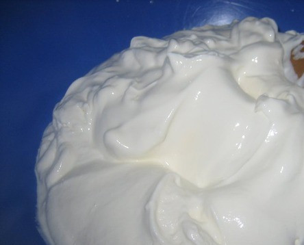 1. Этап. Торт с маскарпоне без выпечки: 2. Маскарпоне взбиваем со сметаной и сахарной пудрой, а также ванилином. Затем вливаем подготовленный желатин и еще раз взобьем.