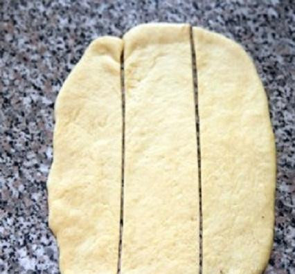 1. Этап. Котлеты в тесте: 3. В эту полоску завернуть котлету.