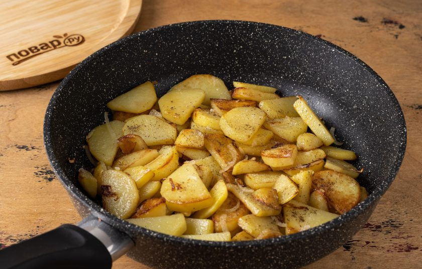 1. Этап. Жареная картошка с луком: Жарьте картофель до золотистого цвета и мягкости. В конце посолите и поперчите по вкусу.