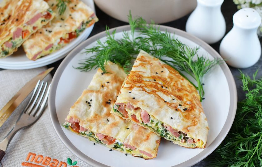 1. Этап. Завтрак с лавашом: А теперь можно переложить на дощечку и порезать на 4 части. Угощайтесь!