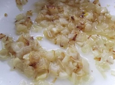 1. Этап. Классический грибной суп: Готовый лук тоже отправляем в суп, варим до тех пор, пока жидкость не начнет густеть. Это займет всего несколько минут. Готовый суп разливаем по тарелкам и посыпаем мелко нарубленной зеленью.