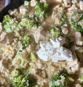 1. Этап. Куриное филе с брокколи и булгуром: Добавить 2-3 ложки сливочного сыра или сметаны и зелень, хорошо перемешать. Если вы любите сыр, вы также можете добавить немного тертого сыра и дать ему расплавиться. Я не добавляла.