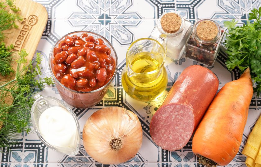 1. Этап. Салат с фасолью, морковью и колбасой: Подготовьте все ингредиенты по списку. Я беру копчёную колбасу, но вкусно получается и с варёной, ориентируйтесь на свой вкус. Фасоль можно отварить самостоятельно или использовать консервированную, мне очень нравится использовать для этого салата в томатном соусе.