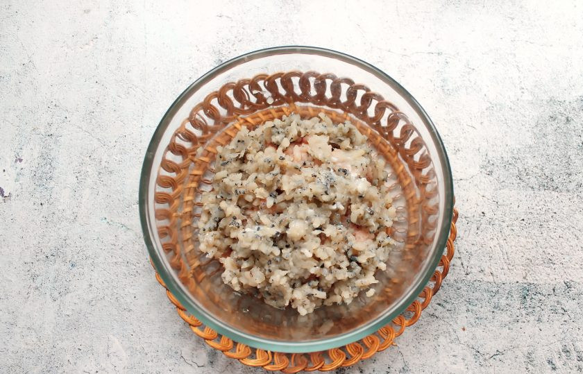 1. Этап. Котлеты из ротана: Дважды пропустите филе ротана через мясорубку с мелкой решеткой. Доставать остатки из мясорубки не нужно, там остаются косточки.