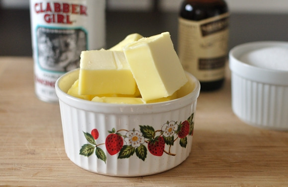 1. Этап. Шотландское песочное печенье: 1. Мягкое масло взбейте миксером в течение 2-х минут. В сотейнике соедините ст. ложку воды с сахаром. Нагрейте смесь. Отдельно перемешайте 2 ст. ложки муки и воды. Когда сахар закипит, добавьте к нему мучную смесь. Помешивая, варите массу до растворения сахара.