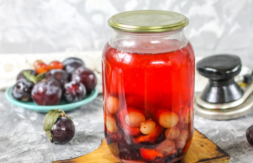 1. Этап. Компот из винограда и слив: Дайте заготовке остыть, а после перенесите в кладовую, погреб или подвал до зимних дней.