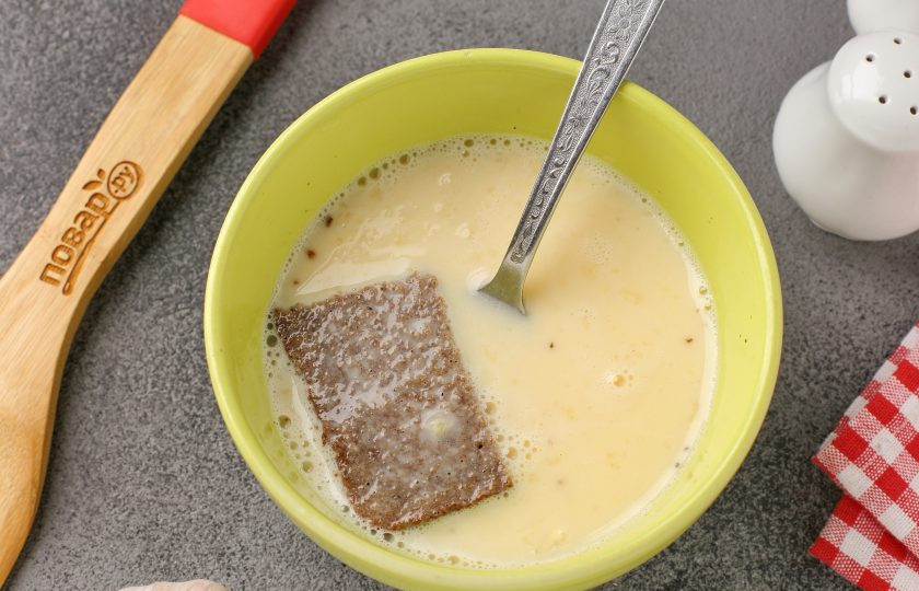 1. Этап. Гренки из черного хлеба с яйцом: Разогрейте сковороду с маслом. Огонь средний. Обмакните кусочки хлеба в яичную смесь, подержите буквально 15 секунд, чтобы они пропитались и сразу выкладывайте на сковороду.