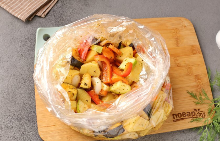 1. Этап. Запечённые овощи в мультиварке: Переложите овощи в рукав для запекания.