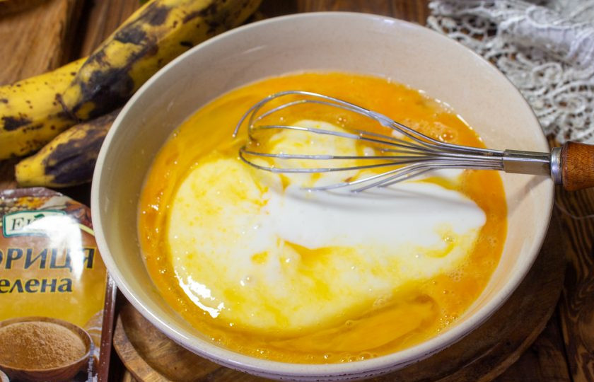 1. Этап. Пирог с бананом на кукурузной муке: Влейте кефир комнатной температуры. Перемешайте.