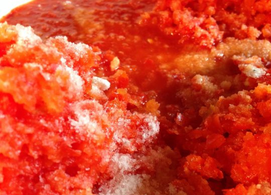 1. Этап. Аджика сырая на зиму: В полученную массу мы добавляем соль и уксус, хорошенько все перемешиваем ложкой (обязательно сухой).